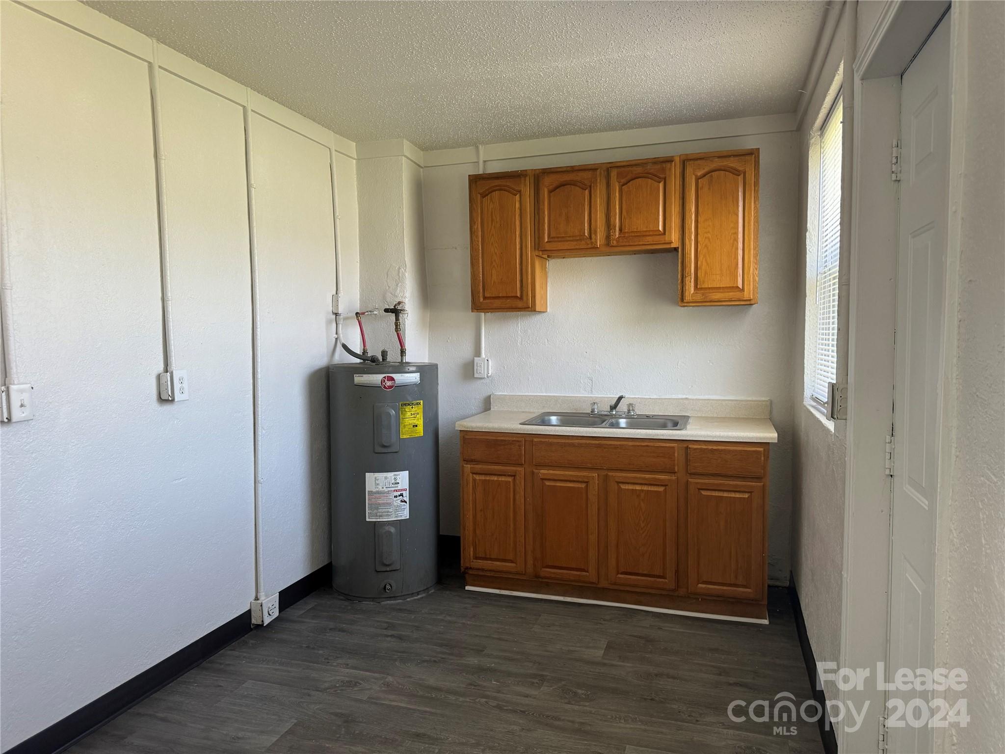 200 York Street, Unit M6 Chester, SC 29706 - Photo 2 of 14 a kitchen with stainless steel appliances granite countertop a refrigerator and a sink