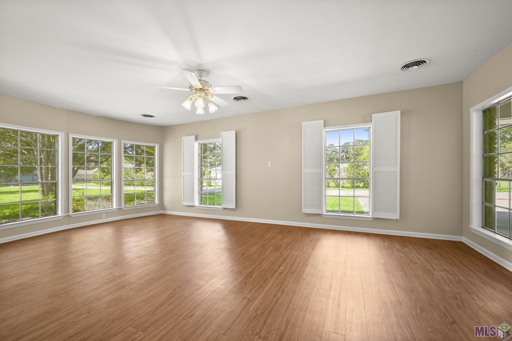 405 North College Street Denham Springs, LA 70726 - Photo 14 of 39 Living Room