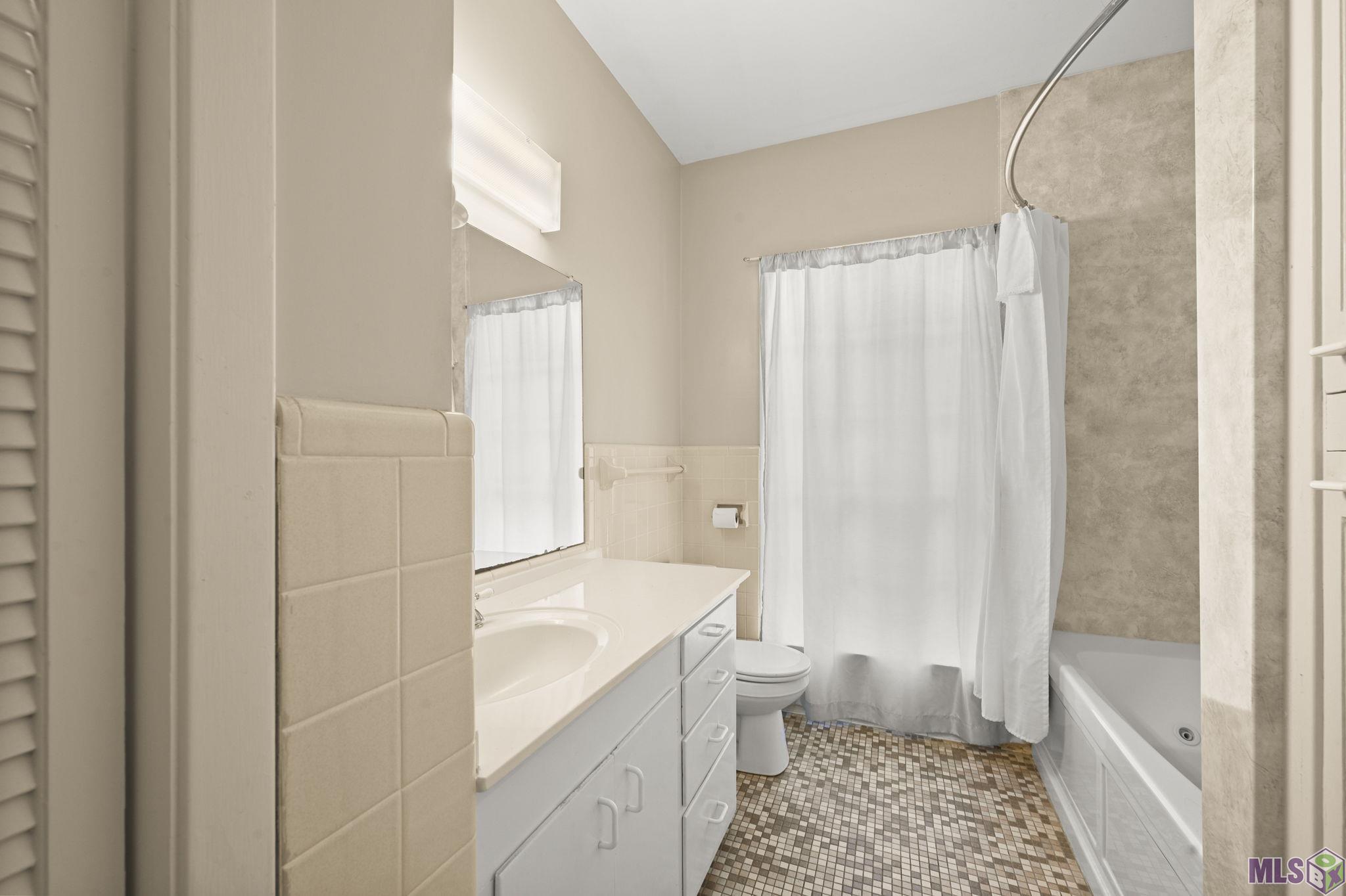 405 North College Street Denham Springs, LA 70726 - Photo 18 of 39 Hall Bath