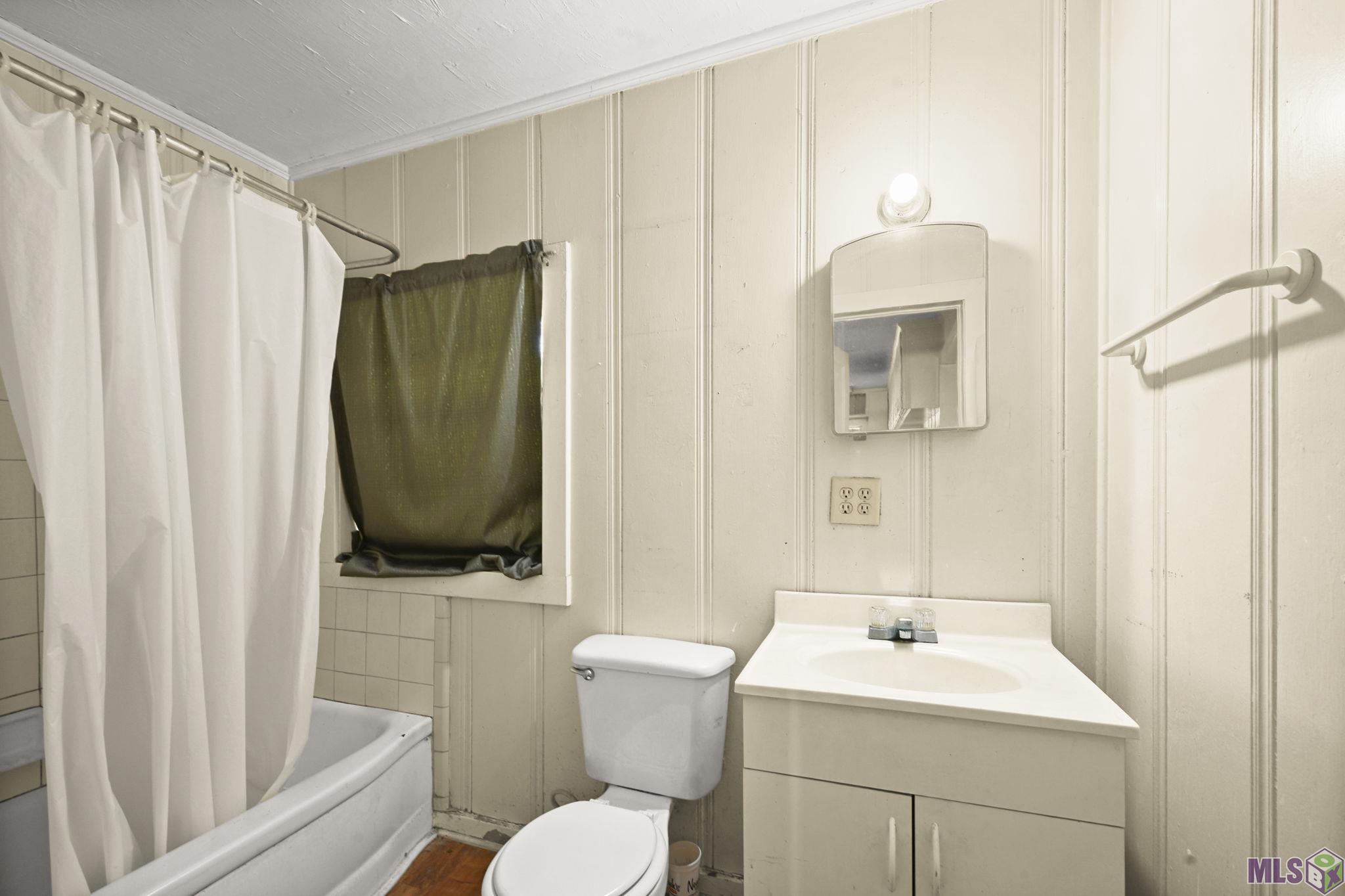 405 North College Street Denham Springs, LA 70726 - Photo 35 of 39 Guest house bathroom