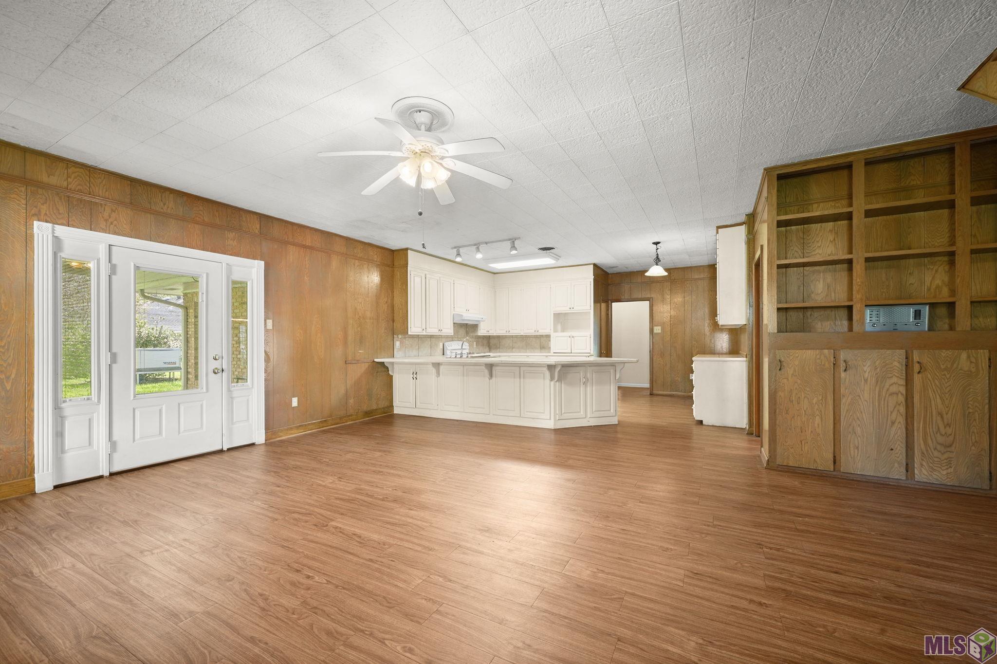 405 North College Street Denham Springs, LA 70726 - Photo 8 of 39 Family room and Kitchen