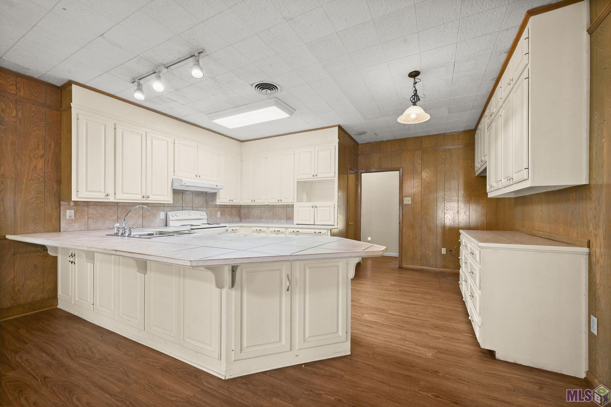 405 North College Street Denham Springs, LA 70726 - Photo 9 of 39 Kitchen