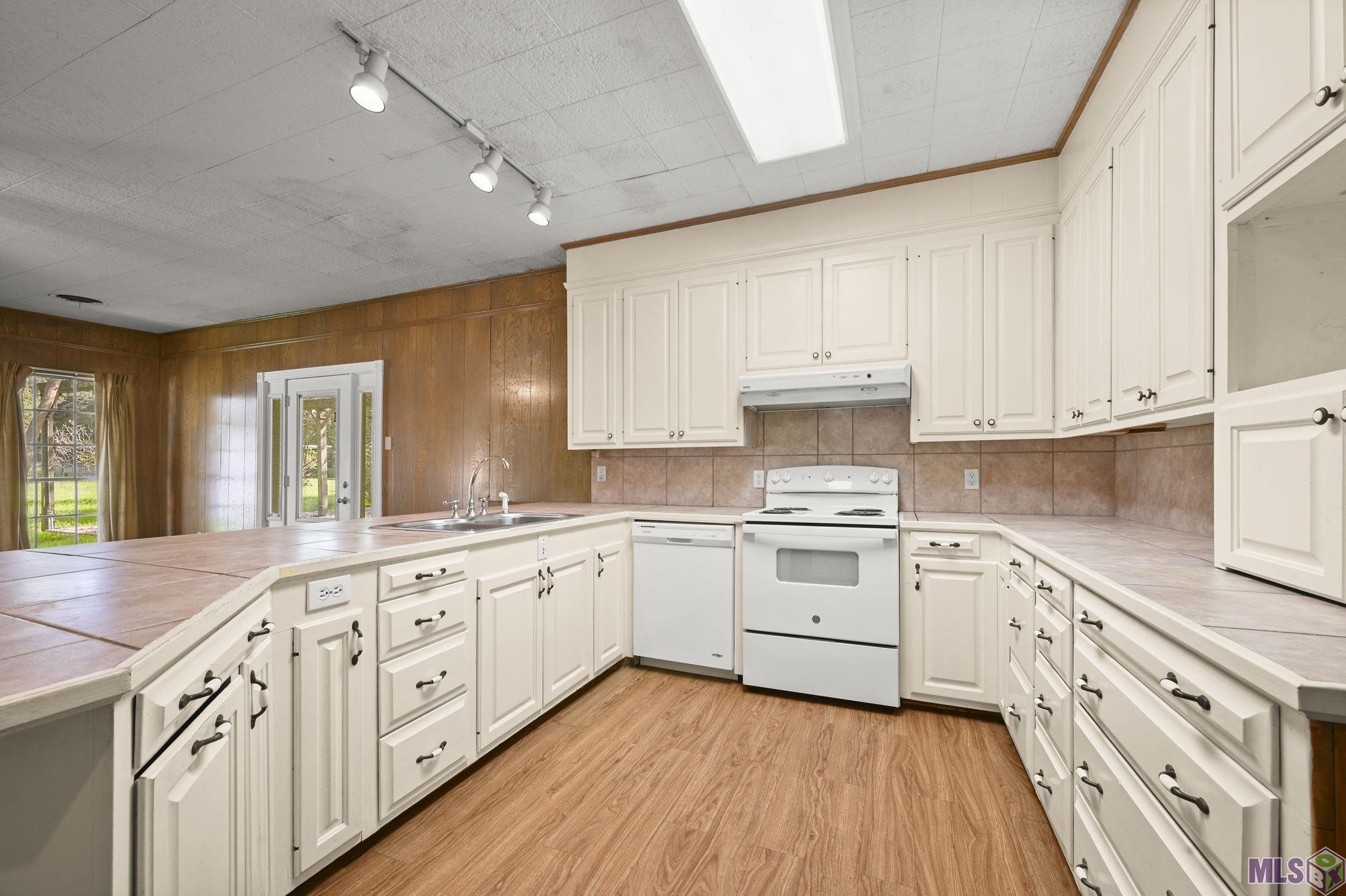 405 North College Street Denham Springs, LA 70726 - Photo 10 of 39 Kitchen