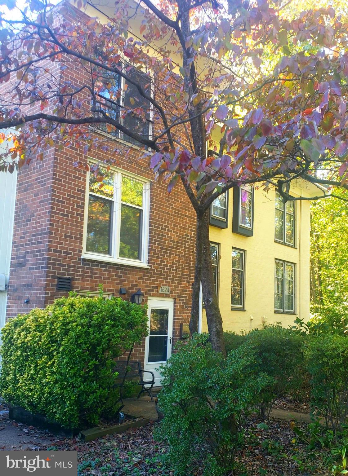 1624 Wainwright Drive Reston, VA 20190 - Photo 3 of 47 Gallery Image 3