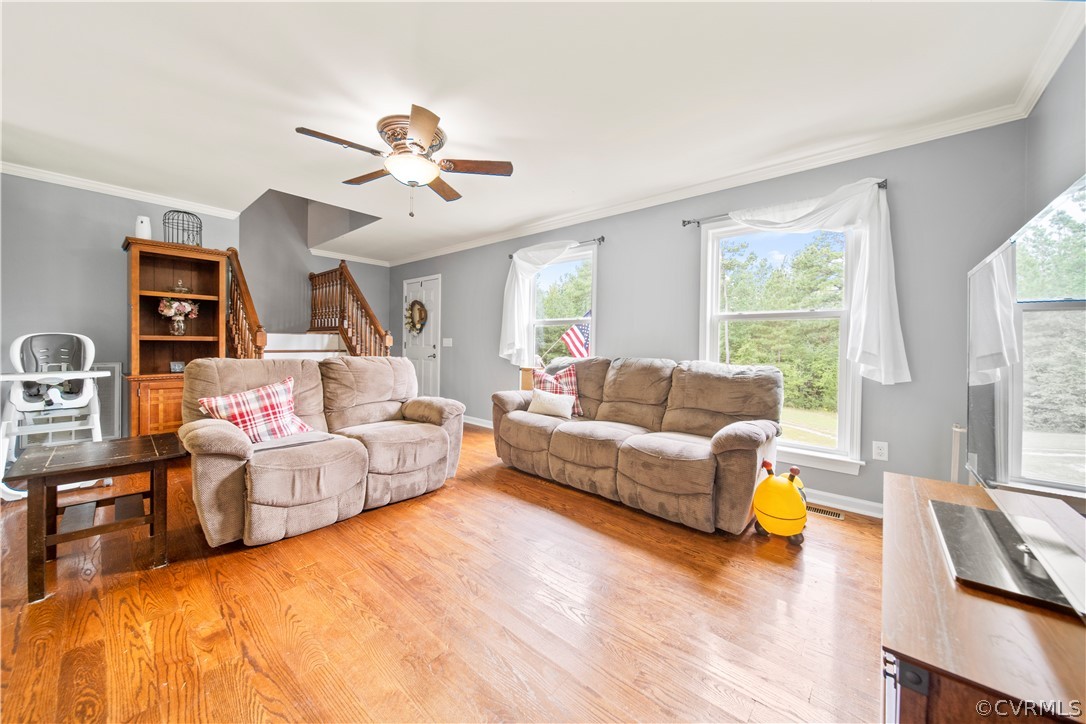 2577 Pleasant Oak Road Victoria, VA 23974 - Photo 13 of 38 a living room with furniture and a large window