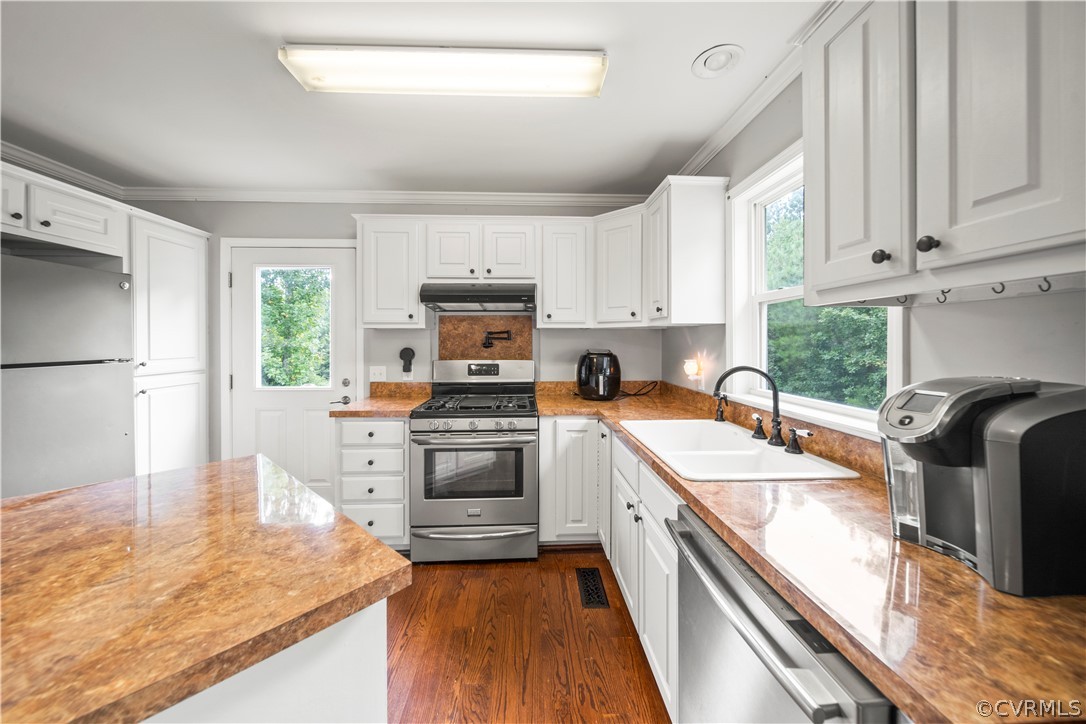 2577 Pleasant Oak Road Victoria, VA 23974 - Photo 5 of 38 a kitchen with granite countertop a sink a counter space appliances and cabinets