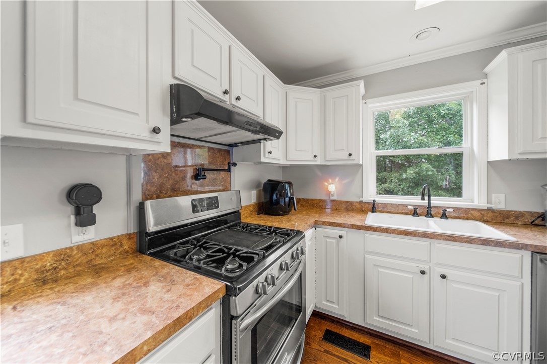 2577 Pleasant Oak Road Victoria, VA 23974 - Photo 7 of 38 a kitchen with granite countertop a sink stainless steel appliances and window