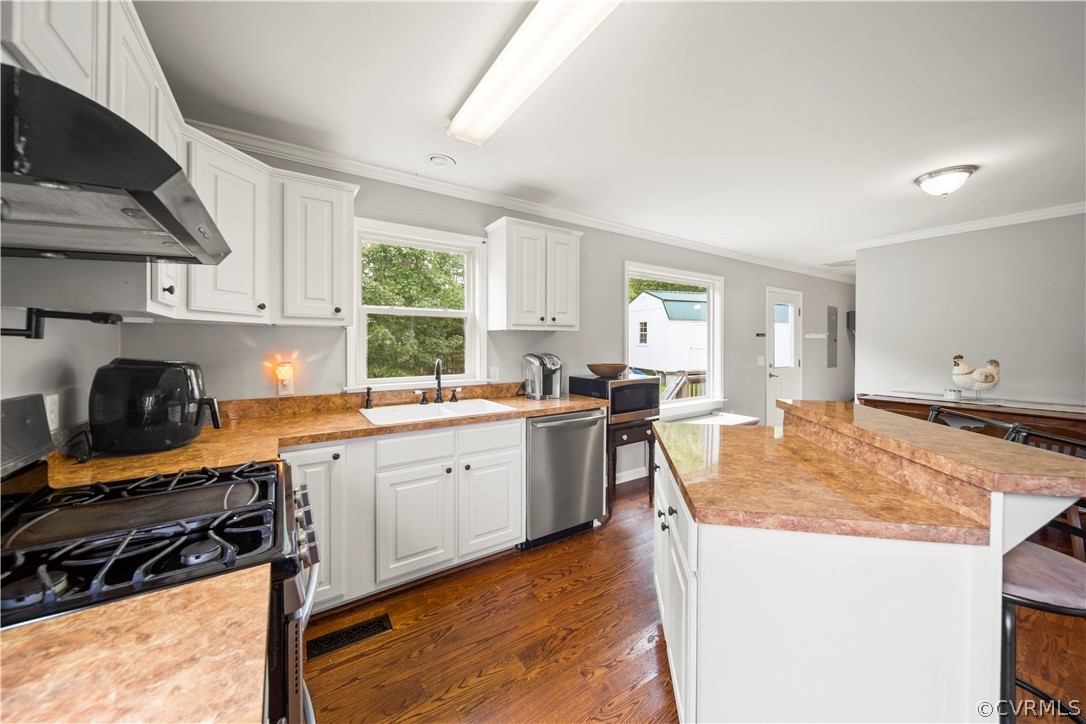 2577 Pleasant Oak Road Victoria, VA 23974 - Photo 8 of 38 a kitchen with granite countertop a sink stove and cabinets