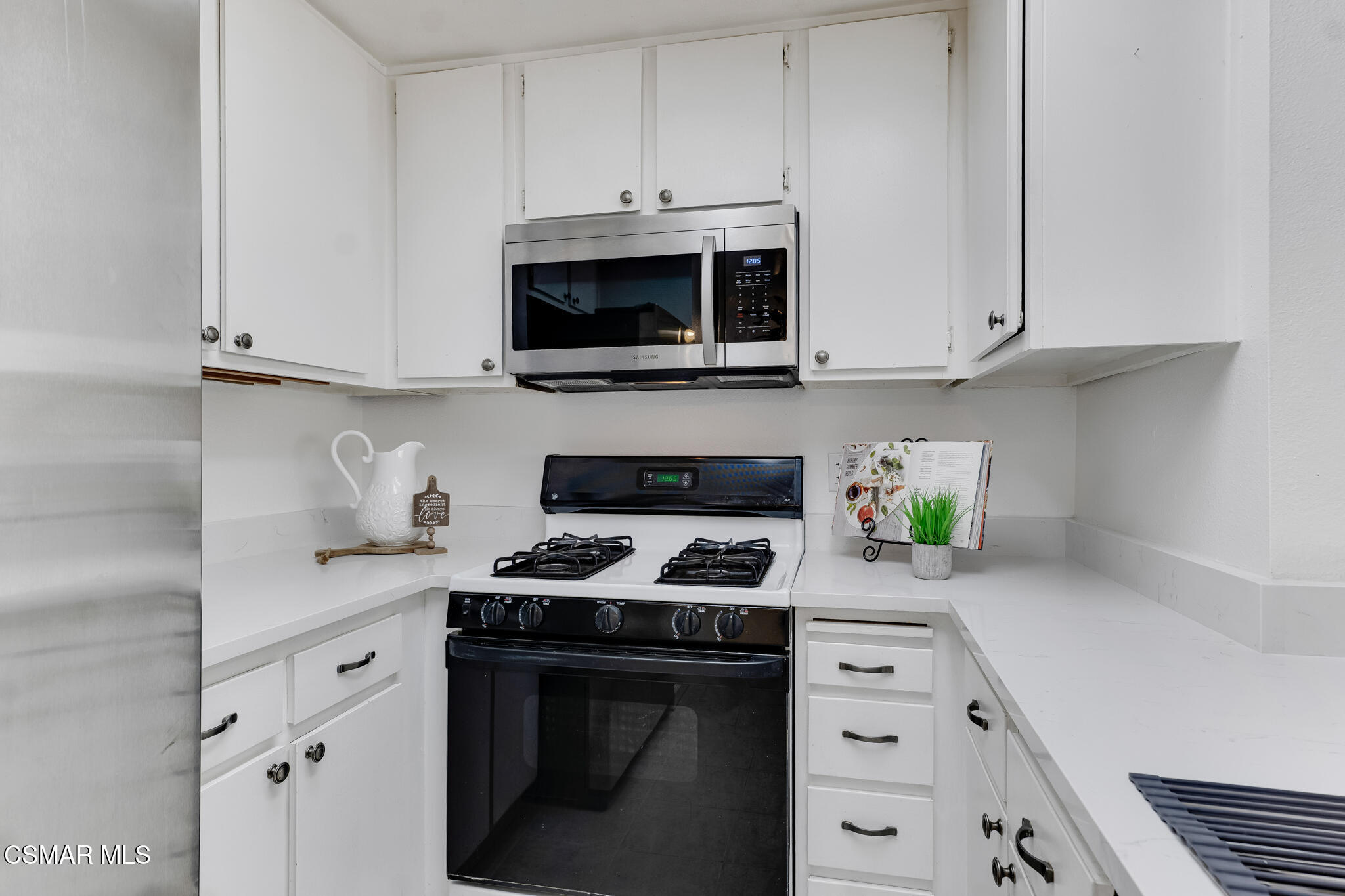 1912 Heywood Street, Unit D Simi Valley, CA 93065 - Photo 6 of 40 1912 Heywood St - HsHProd-20