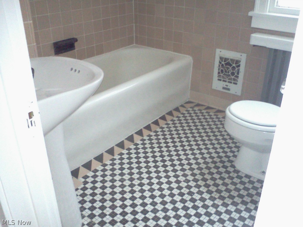 3615 Harvey Road Cleveland, OH 44118 - Photo 5 of 11 Gallery Image 5