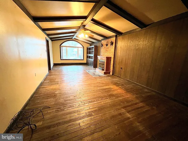 a view of empty room with window