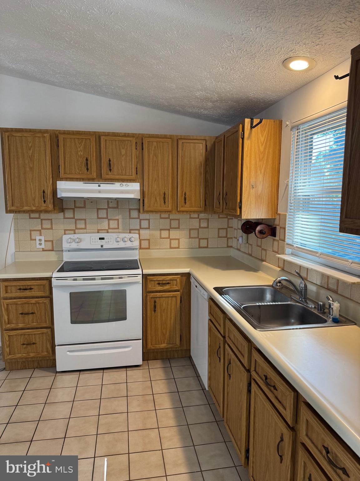 540 Fuselage Avenue Baltimore, MD 21221 - Photo 5 of 17 Kitchen