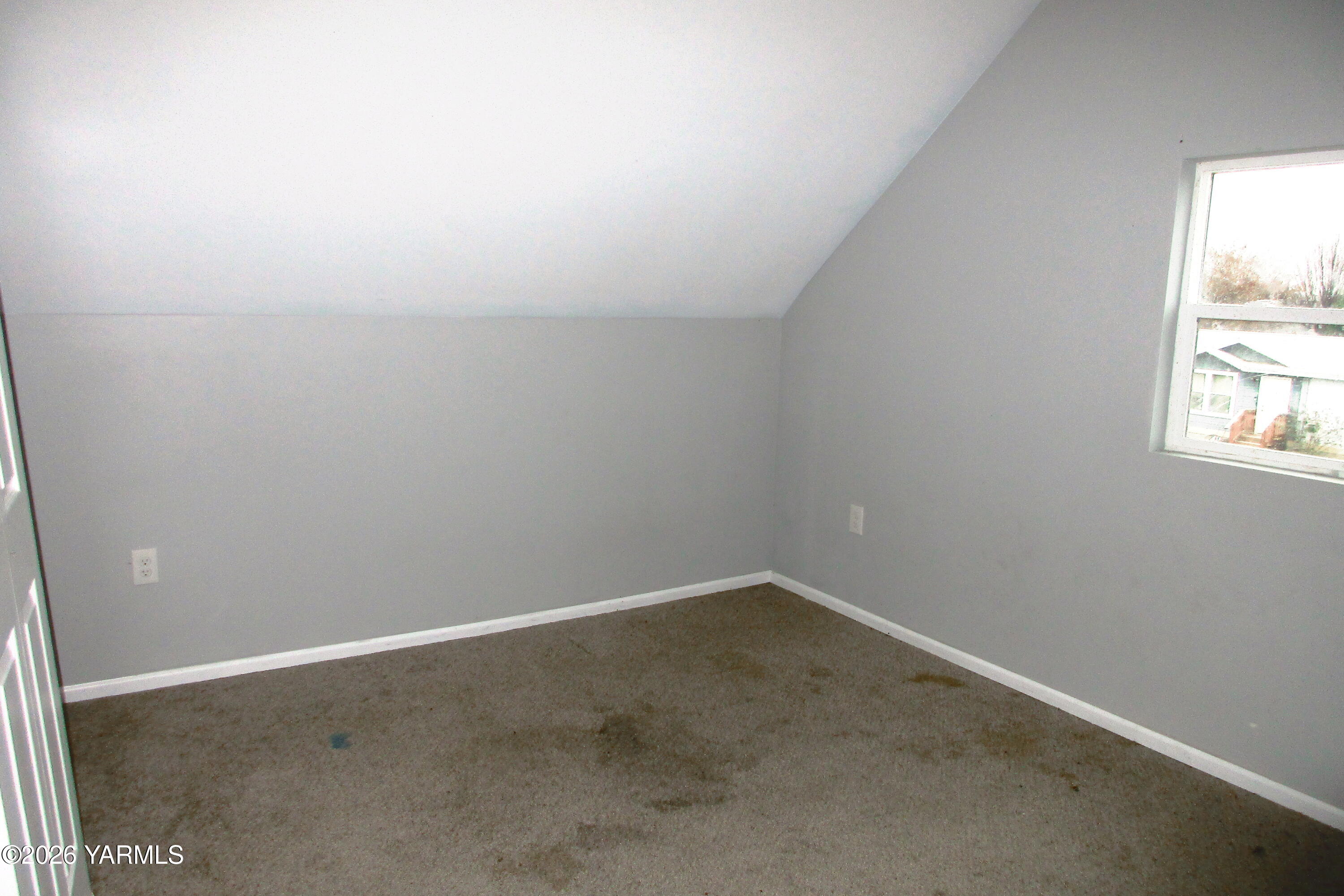 208 North Alder Street Toppenish, WA 98948 - Photo 14 of 14 an empty room with a window