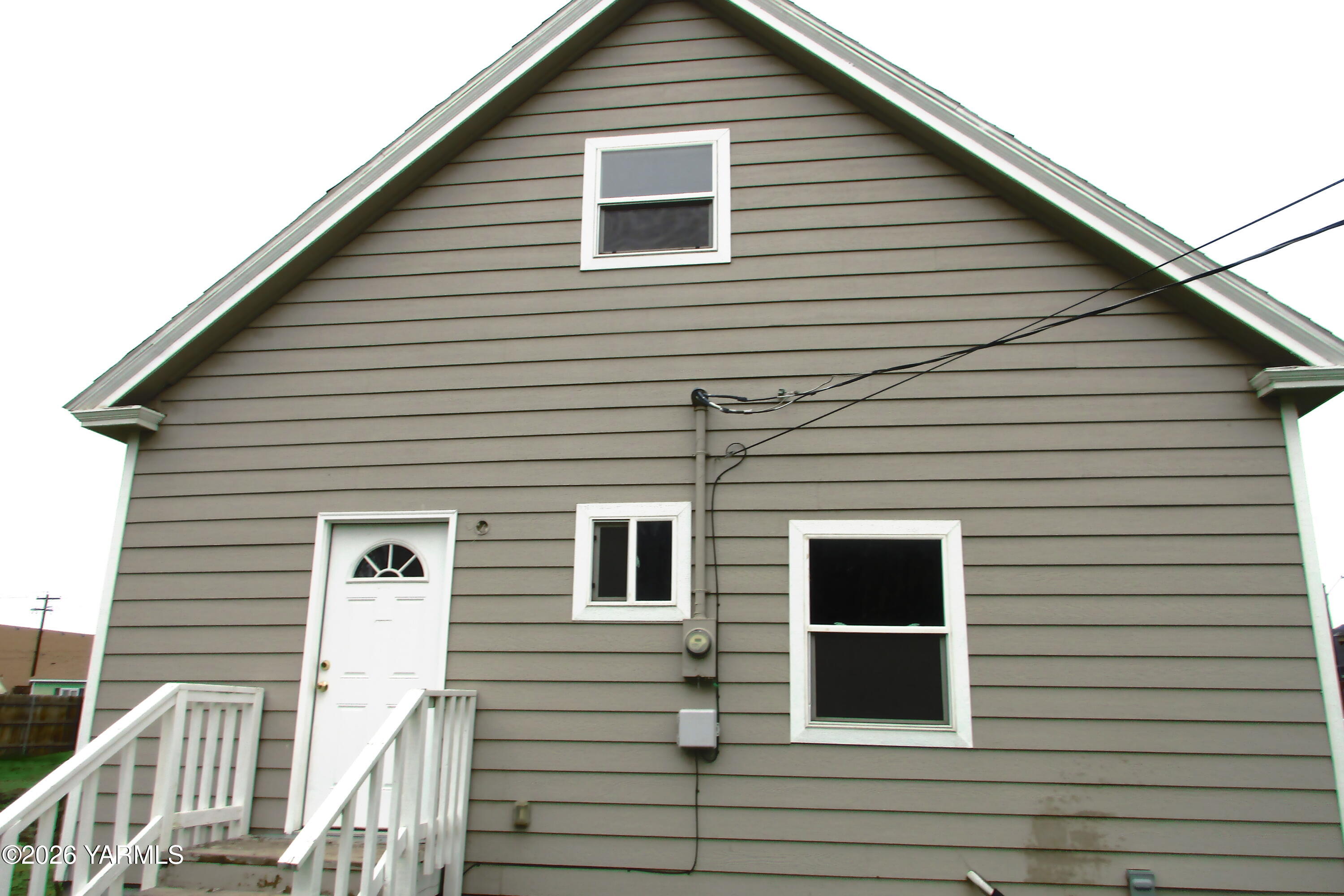 208 North Alder Street Toppenish, WA 98948 - Photo 2 of 14 a view of a house