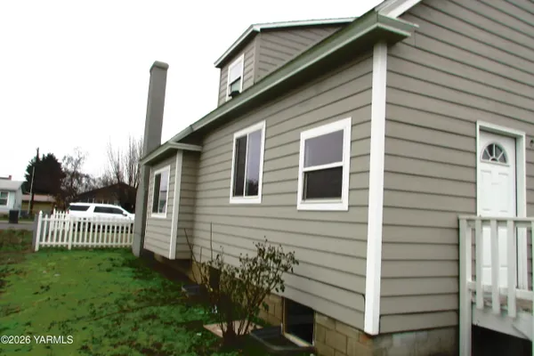 $229,900 | 208 North Alder Street, Toppenish, WA 98948