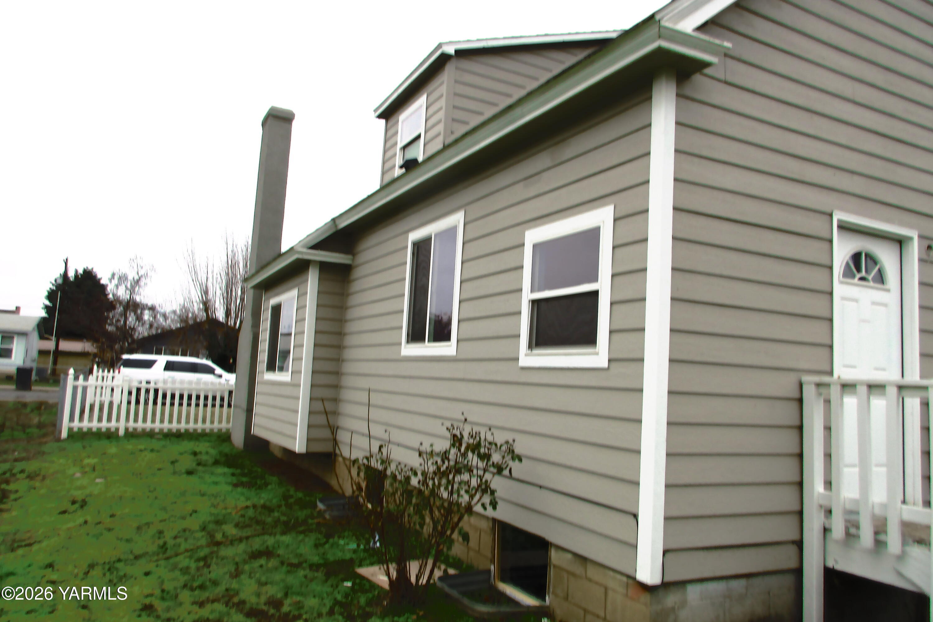 208 North Alder Street Toppenish, WA 98948 - Photo 4 of 14 a front view of a house with a garden
