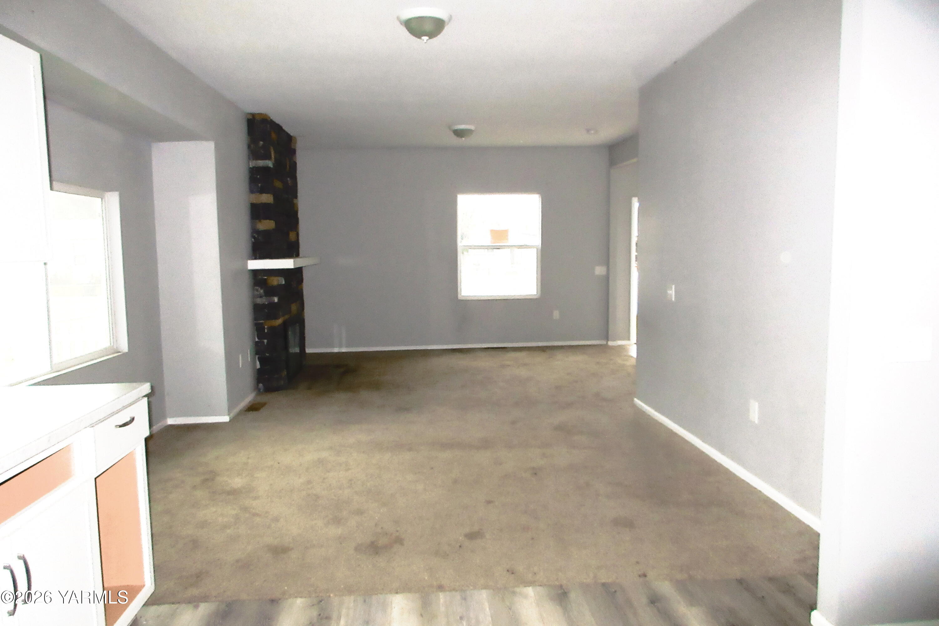 208 North Alder Street Toppenish, WA 98948 - Photo 6 of 14 an empty room with windows