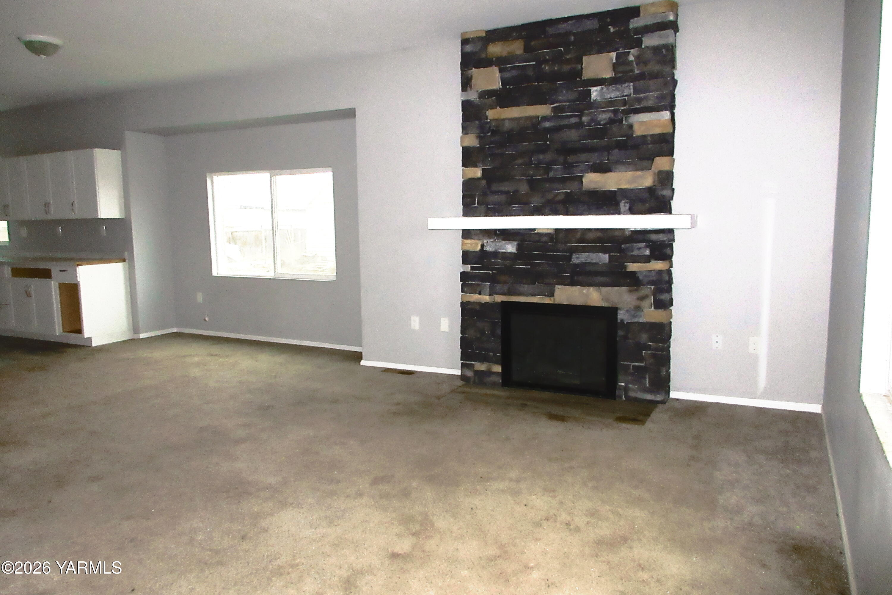 208 North Alder Street Toppenish, WA 98948 - Photo 8 of 14 an empty room with windows