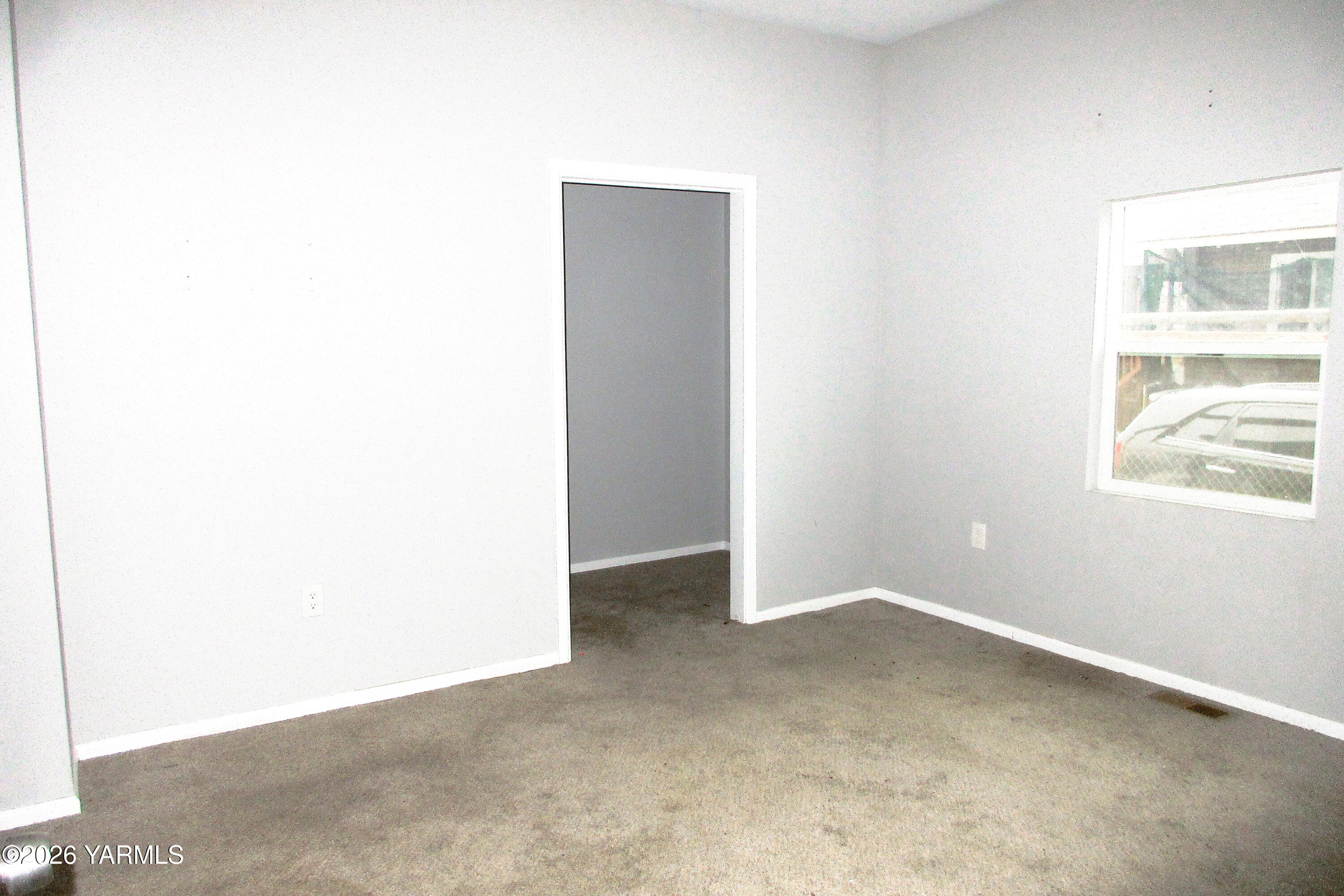 208 North Alder Street Toppenish, WA 98948 - Photo 9 of 14 an empty room with windows