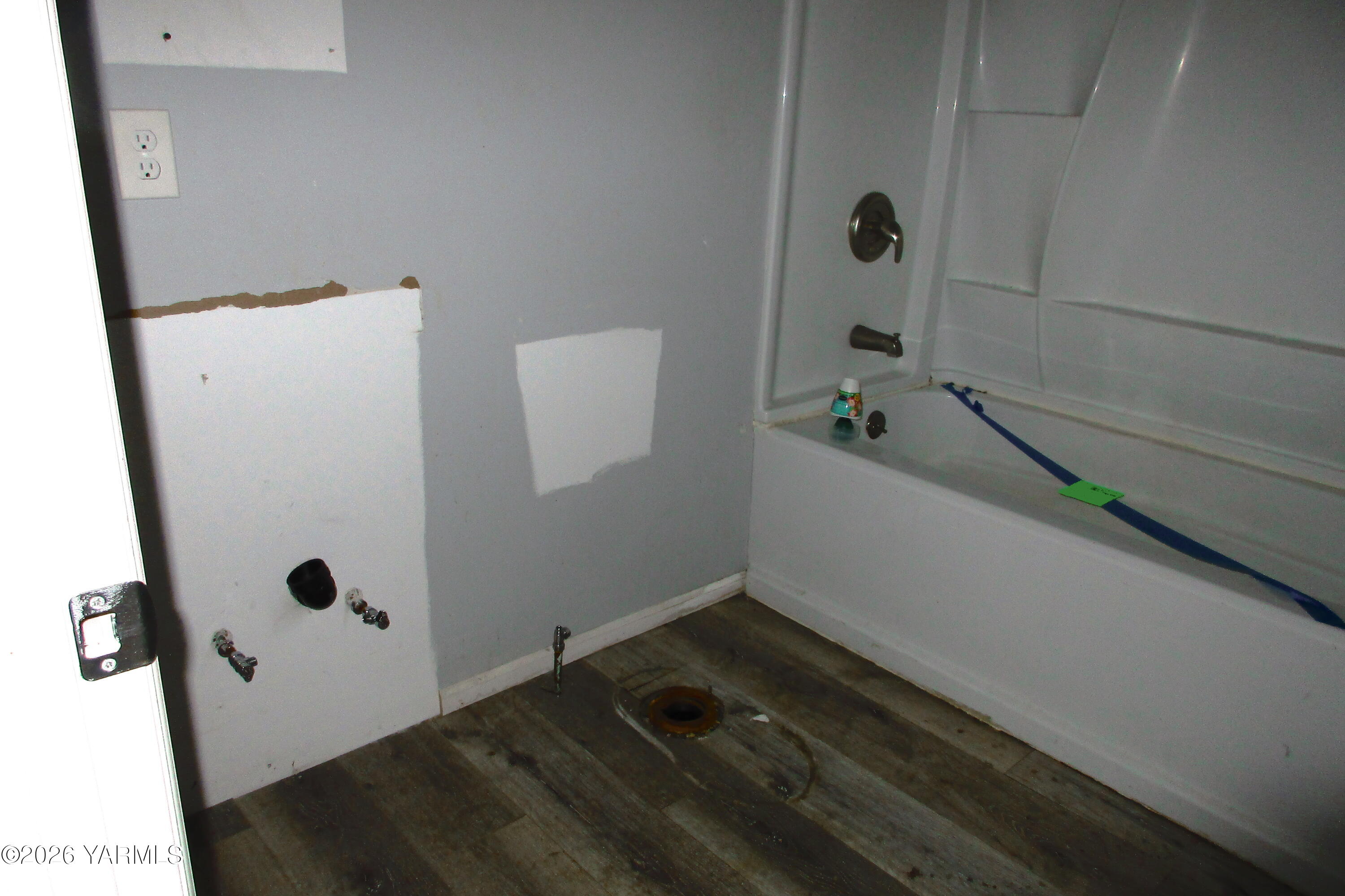 208 North Alder Street Toppenish, WA 98948 - Photo 10 of 14 a bathroom with a bathtub