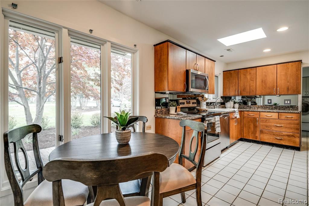 2870 West Hickory Grove Road Bloomfield Hills, MI 48302 - Photo 5 of 31