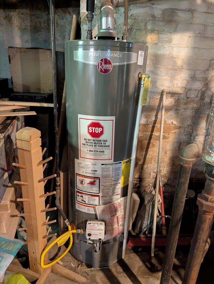 2202 Missouri Avenue Superior, WI 54880 - Photo 21 of 24 Utility room featuring water heater