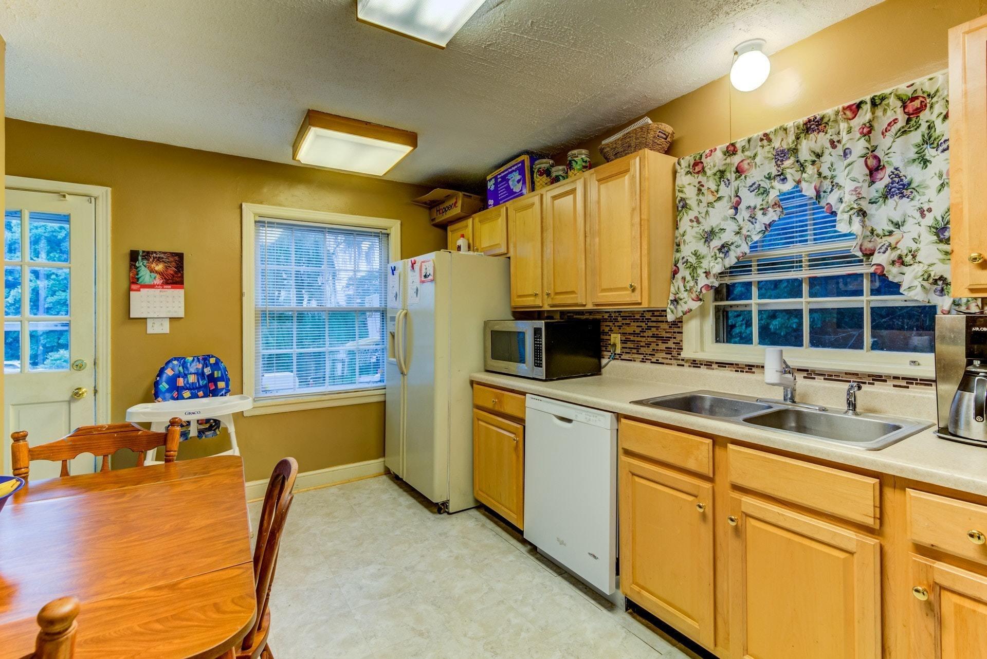 6901 Plantation Road Roanoke, VA 24019 - Photo 8 of 18 Kitchen 3