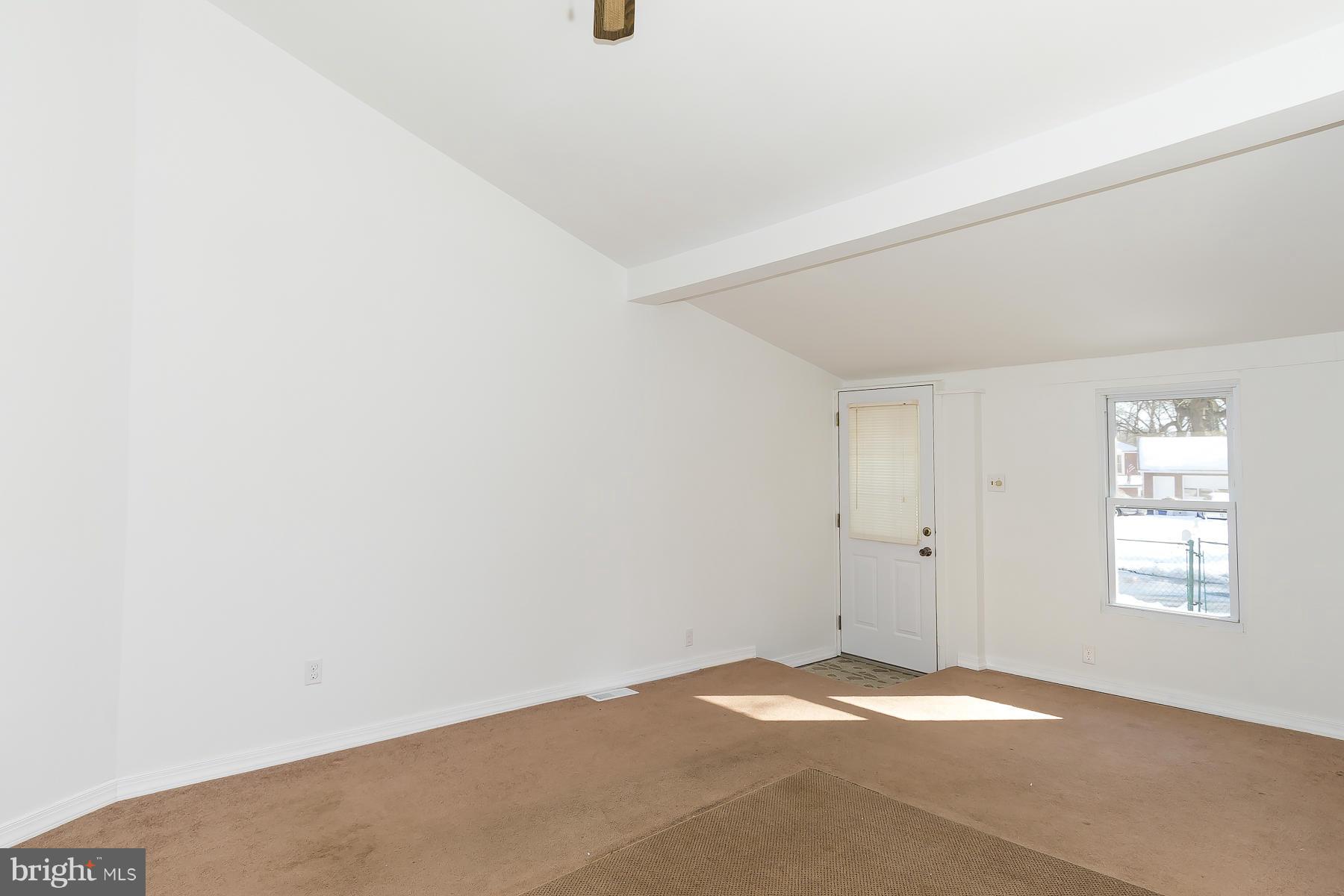 350 Hall Road Crownsville, MD 21032 - Photo 2 of 24 LIVING ROOM