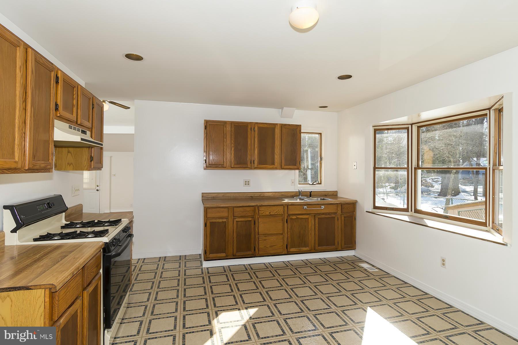 350 Hall Road Crownsville, MD 21032 - Photo 4 of 24 KITCHEN