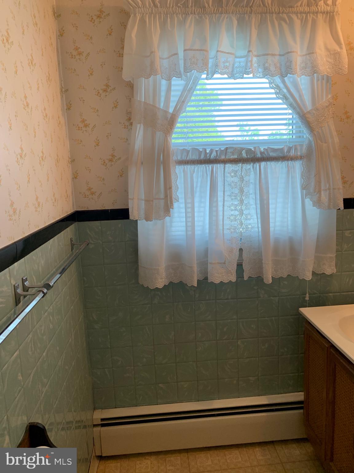 715 Lehigh Road Newark, DE 19711 - Photo 29 of 32 Retro full bath on second floor.