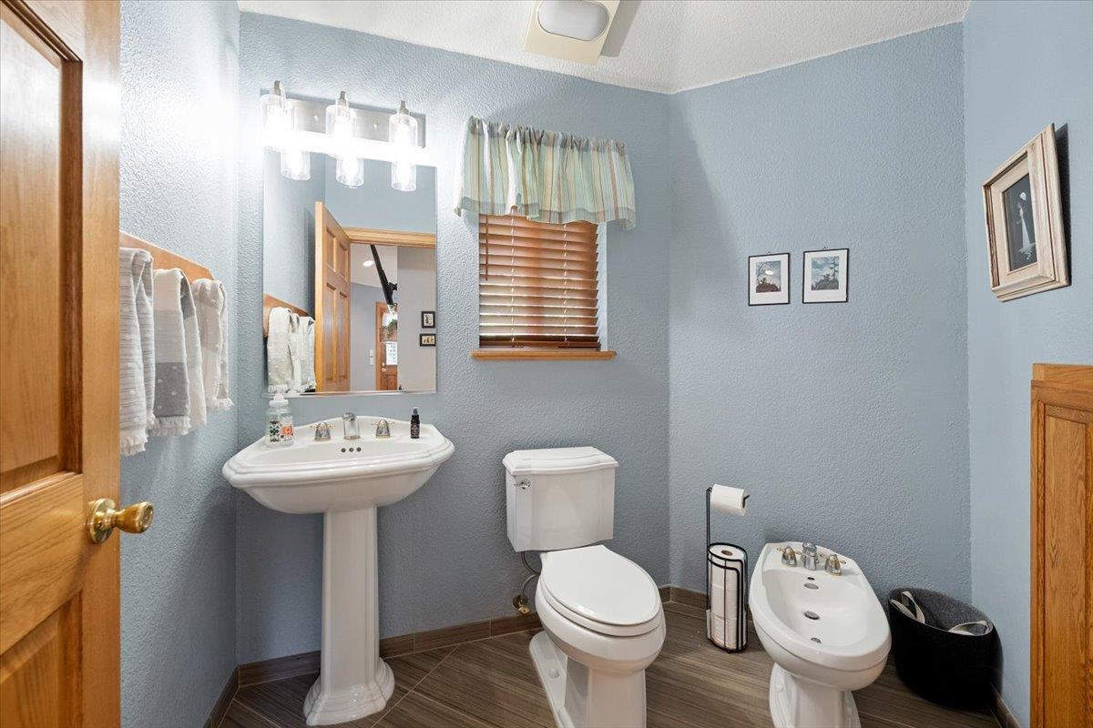 10947 East Lime Kiln Road Grass Valley, CA 95949 - Photo 45 of 94 Main Home - Primary suite