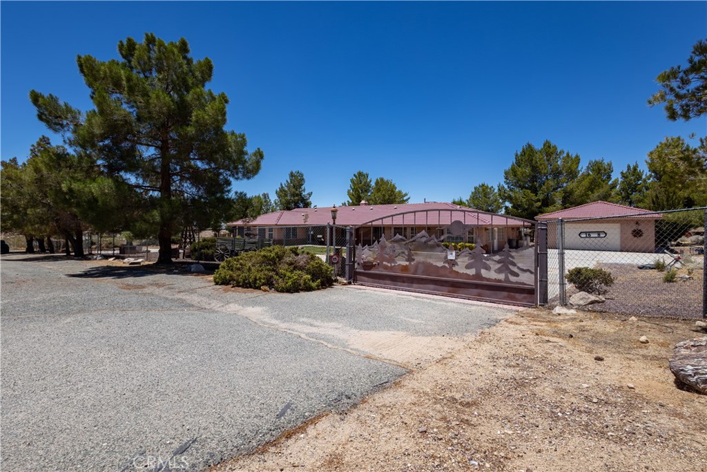 16728 Shirwaun Road Apple Valley, CA 92307 - Photo 4 of 72