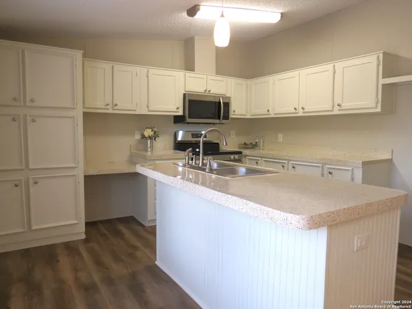 $224,500 | 315 Loraine Drive, Devine, TX 78016