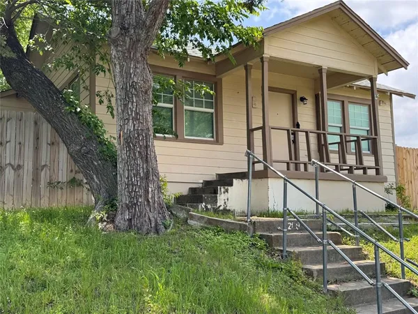 $1,800 | 1208 East Magnolia Avenue, Fort Worth, TX 76104