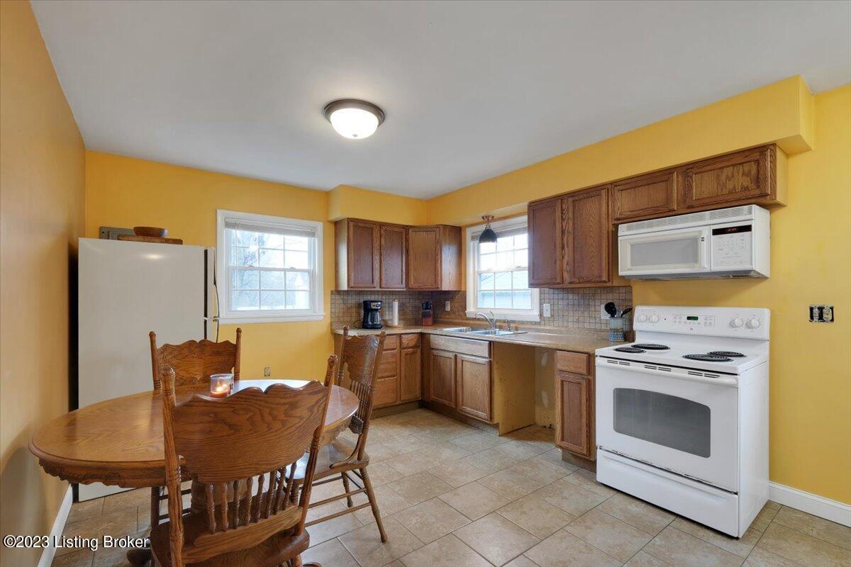 3701 South Park Road Louisville, KY 40219 - Photo 7 of 30 09-3701 S Park Rd-108