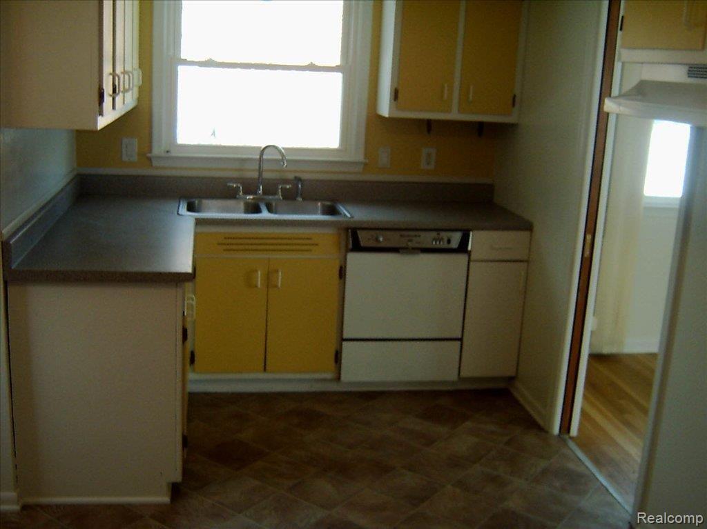 29781 Fall River Road Southfield, MI 48076 - Photo 3 of 16 S2400368