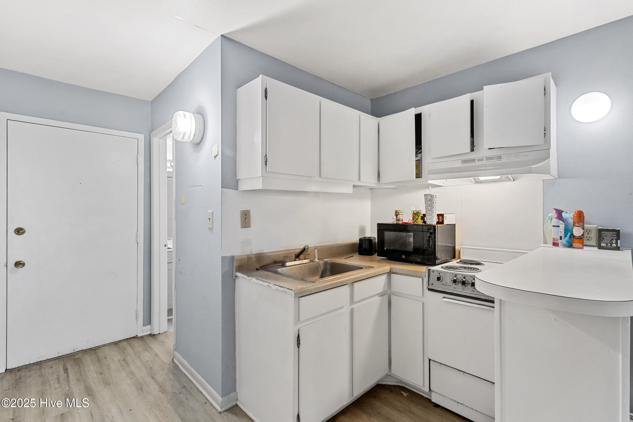 452 Racine Drive, Unit F303 Wilmington, NC 28403 - Photo 5 of 22 Kitchenette