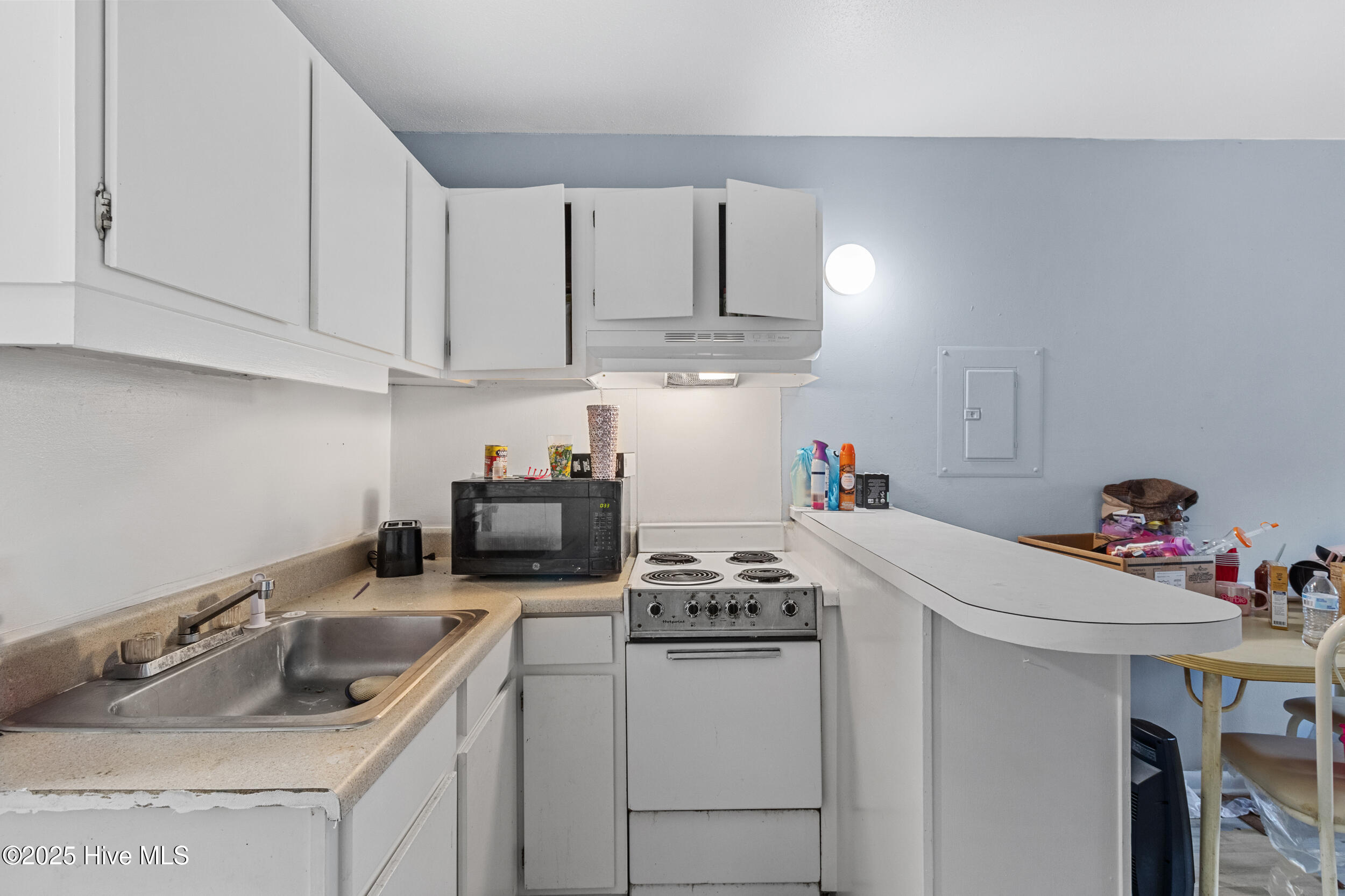 452 Racine Drive, Unit F303 Wilmington, NC 28403 - Photo 6 of 22 Kitchenette (1)