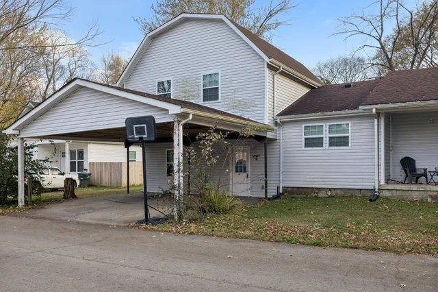 a view of a house with backyard