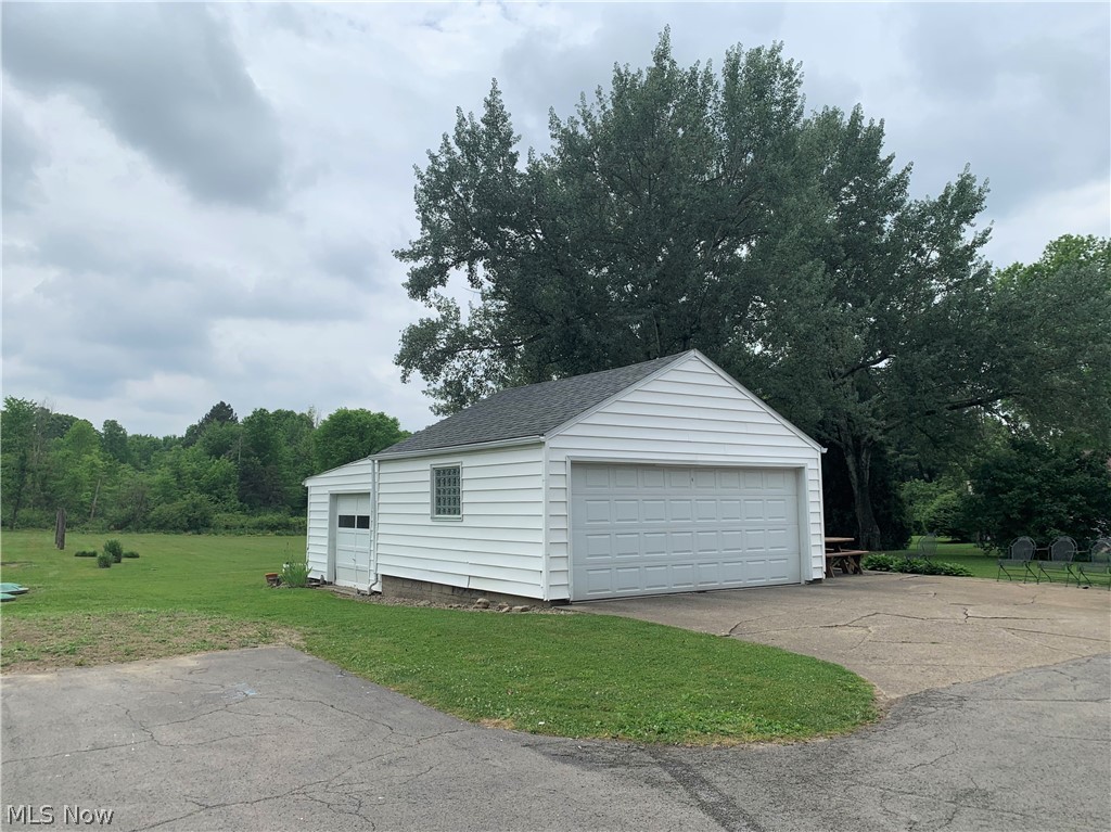 865 Tibbetts Wick Road Girard, OH 44420 - Photo 8 of 30