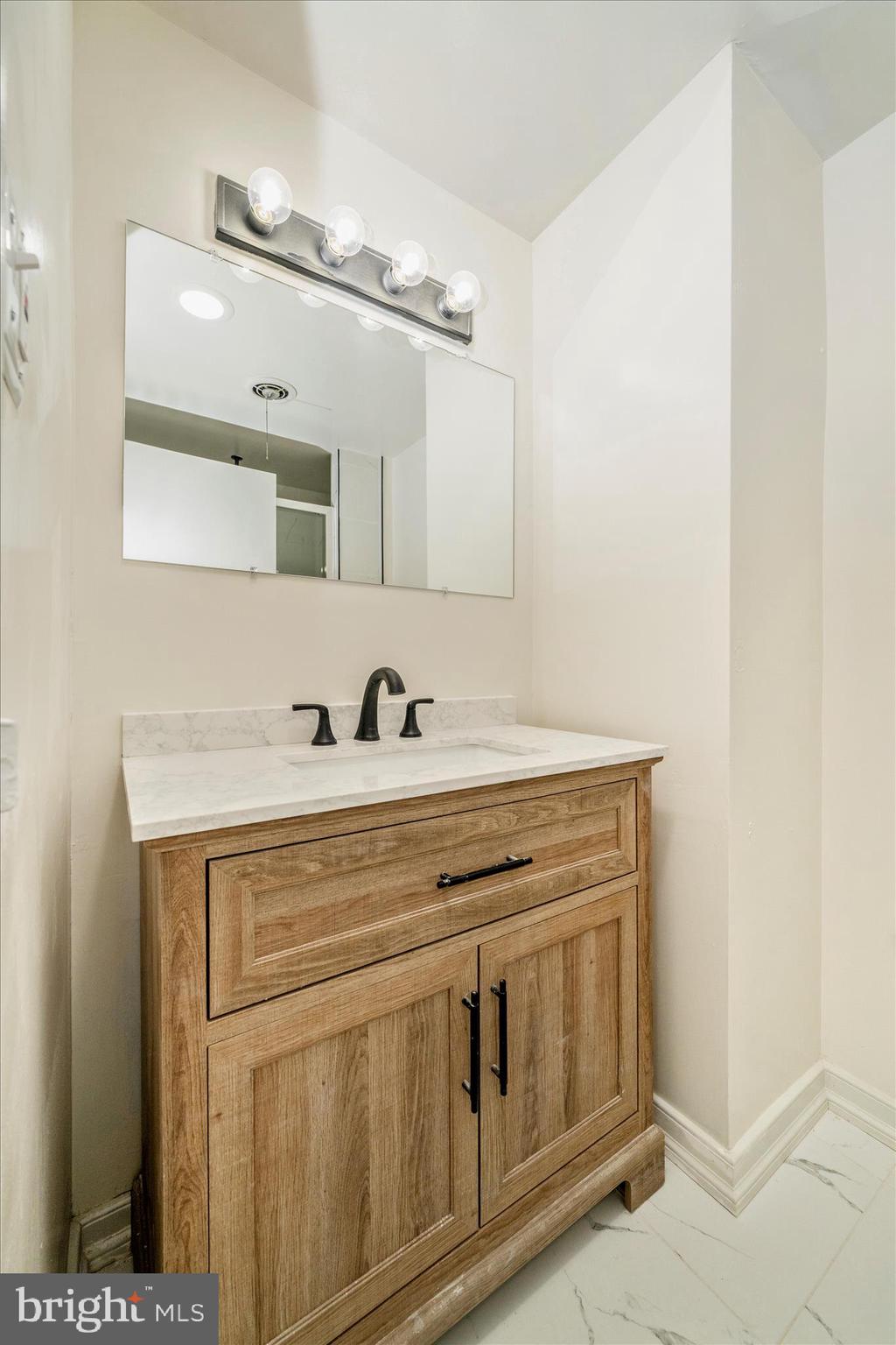 9701 Fields Road, Unit 2501 Gaithersburg, MD 20878 - Photo 16 of 54 Primary Bathroom