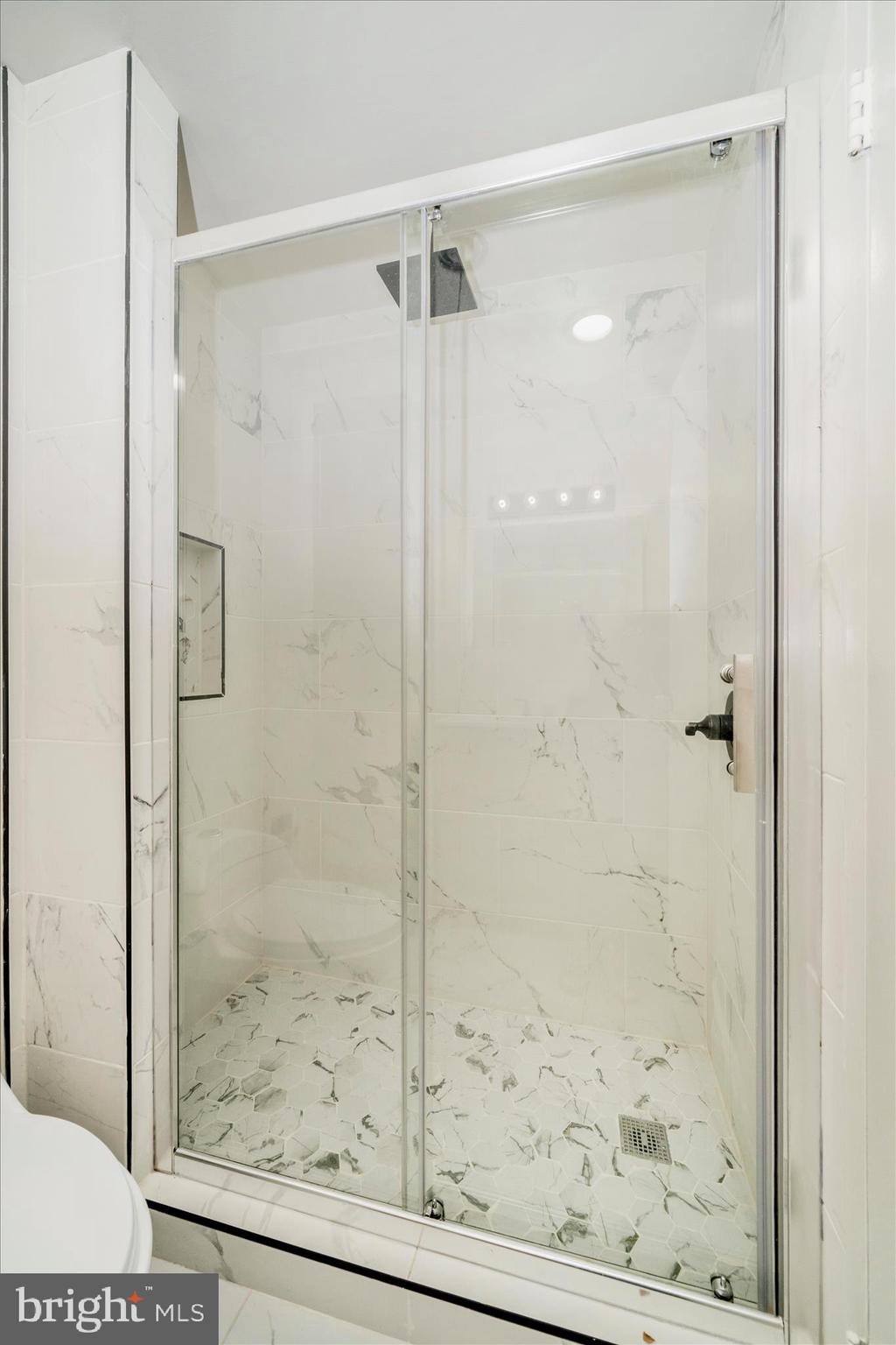 9701 Fields Road, Unit 2501 Gaithersburg, MD 20878 - Photo 17 of 54 Primary Bathroom