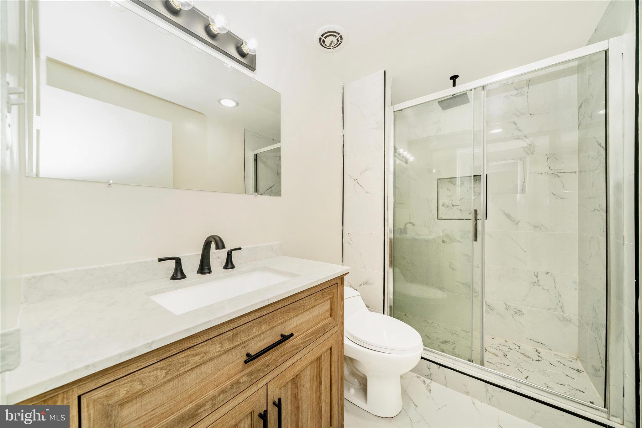 9701 Fields Road, Unit 2501 Gaithersburg, MD 20878 - Photo 20 of 54 Hall Bathroom