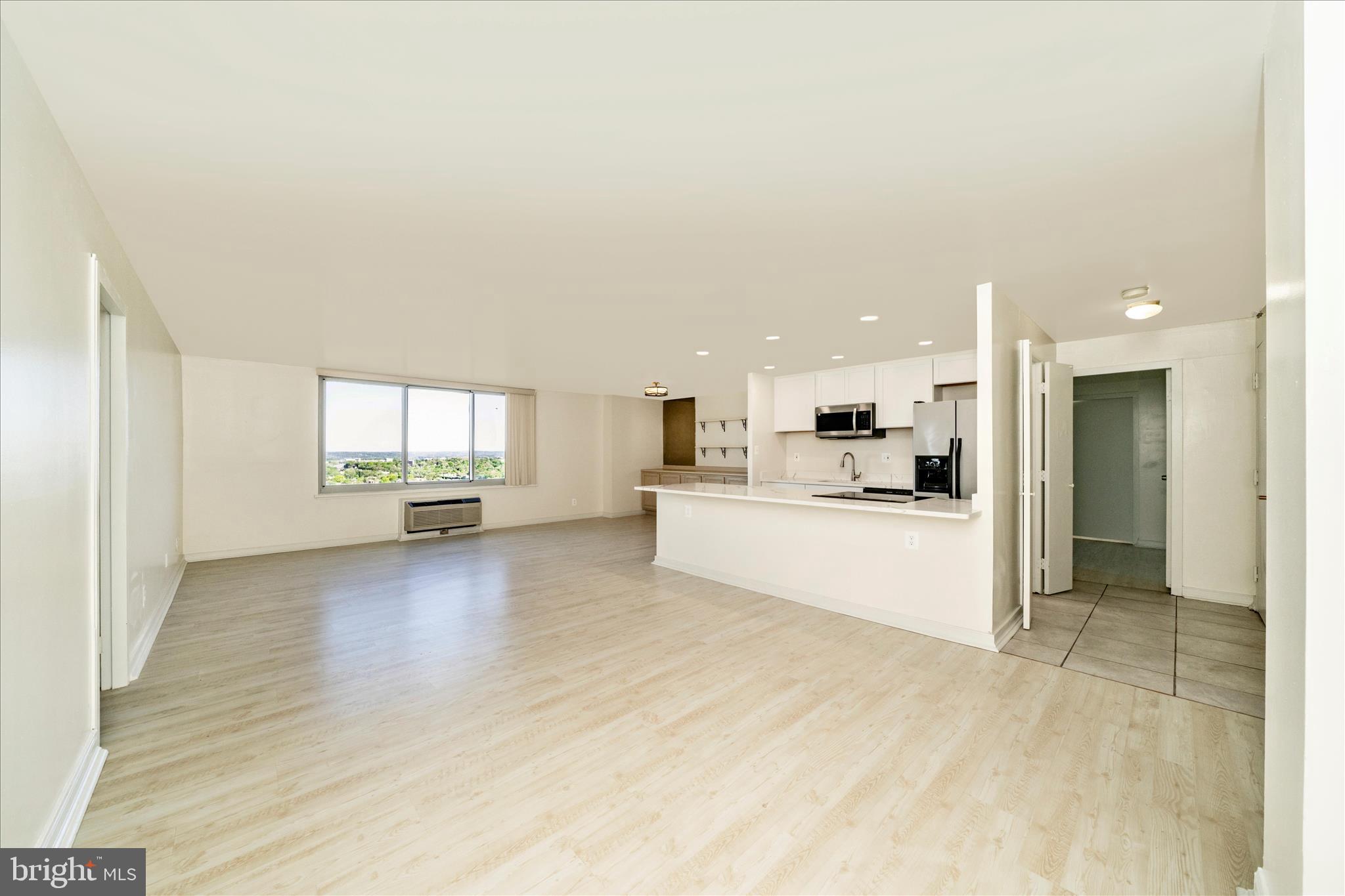 9701 Fields Road, Unit 2501 Gaithersburg, MD 20878 - Photo 4 of 54 Living Room