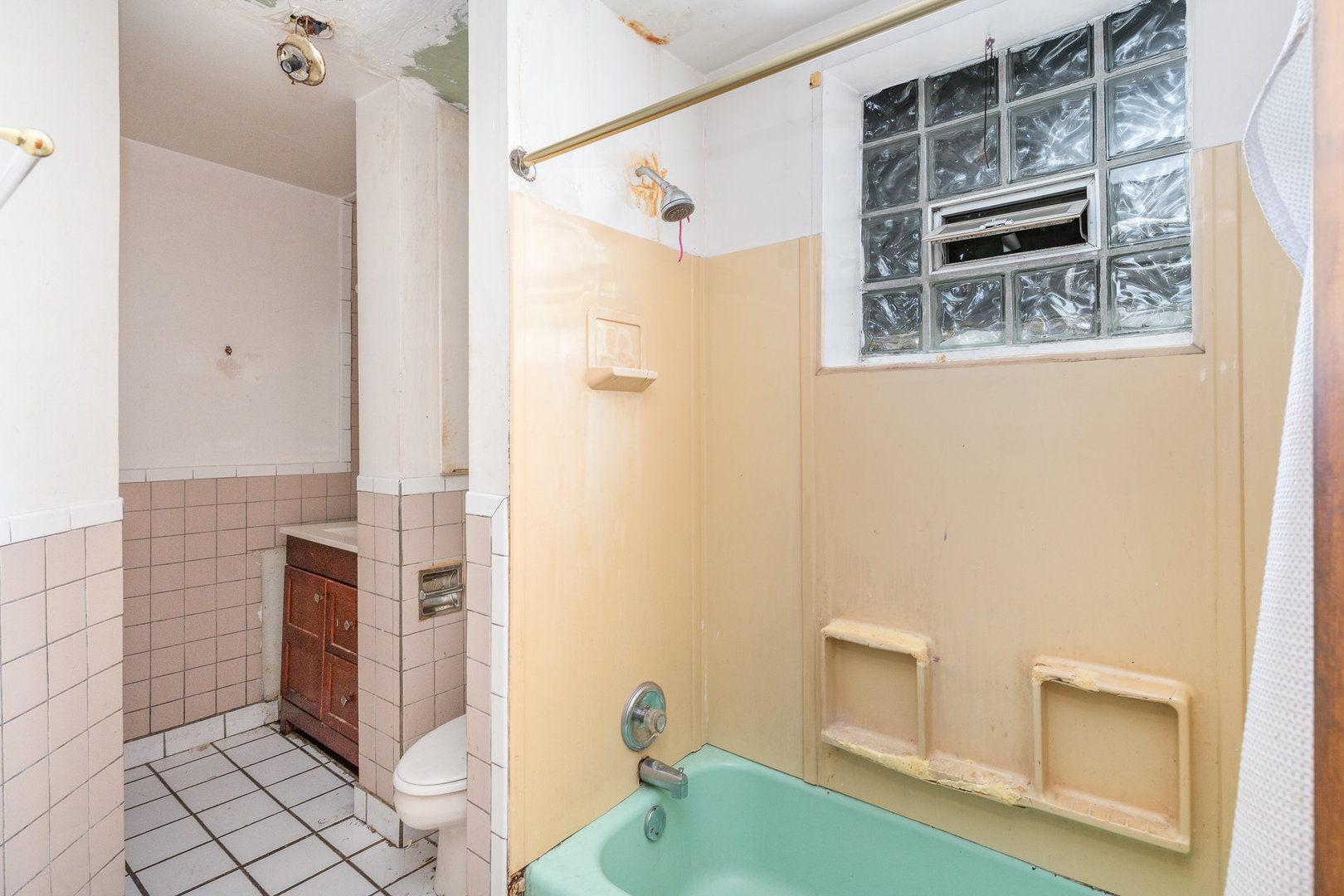 5239 South Ingleside Avenue Chicago, IL 60615 - Photo 14 of 25 a bathroom with a shower