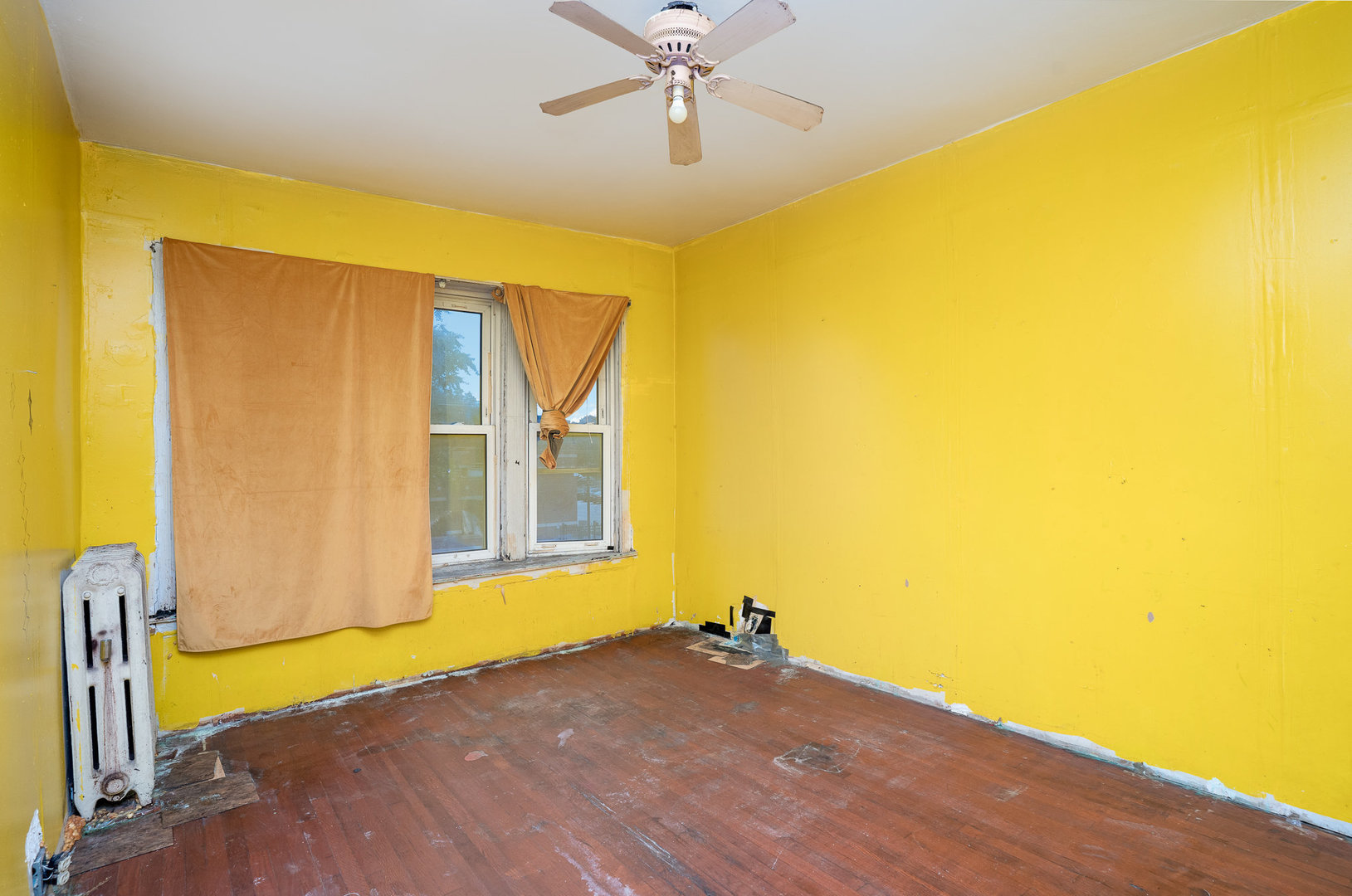 5239 South Ingleside Avenue Chicago, IL 60615 - Photo 19 of 25 a view of a bedroom with wooden floor and a ceiling fan