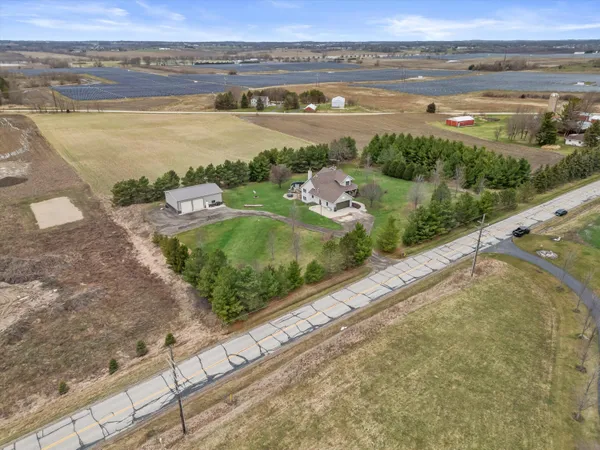 $1,150,000 | 820 172nd Avenue, Paris, WI 53182