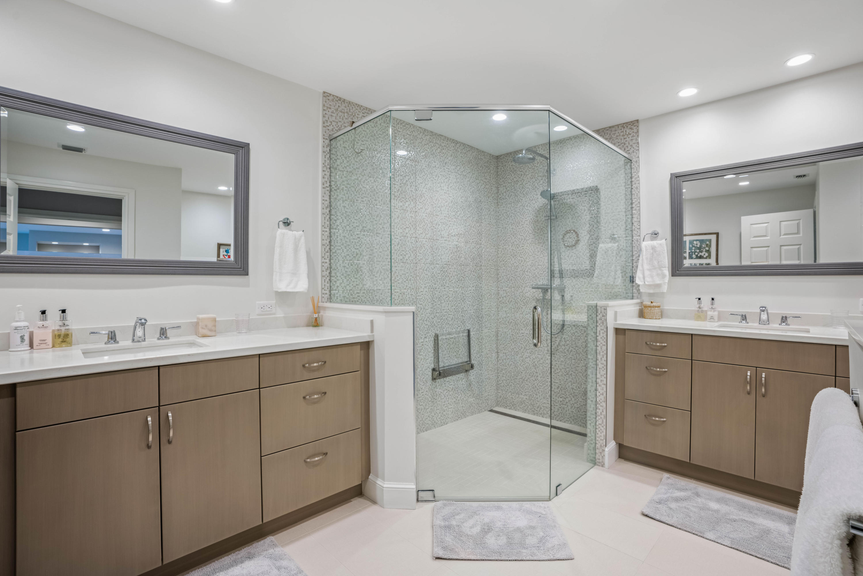 150 Eagle Drive Jupiter, FL 33477 - Photo 25 of 41 Master Bathroom