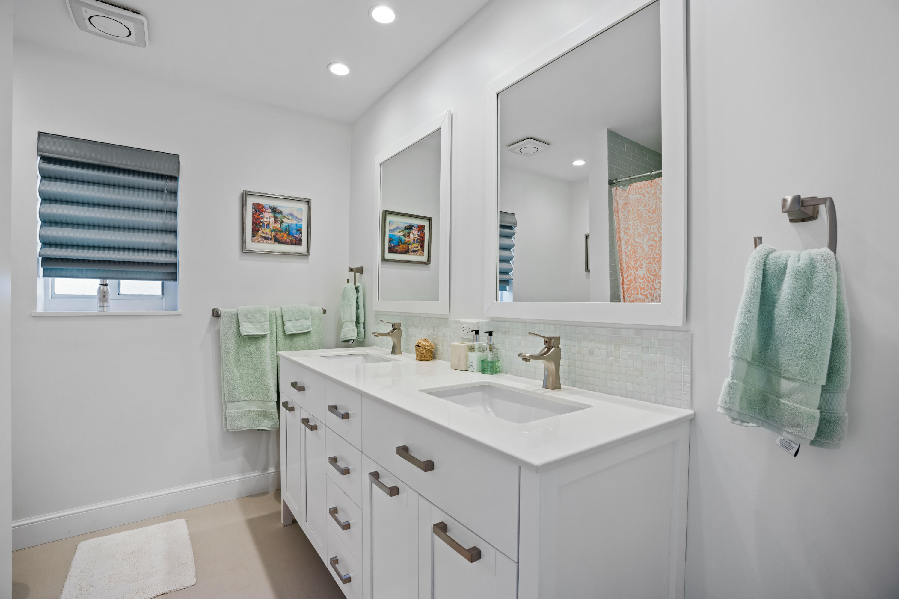 150 Eagle Drive Jupiter, FL 33477 - Photo 29 of 41 Guest bathroom