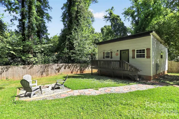 $1,240 | 1954 Garibaldi Avenue, Charlotte, NC 28208